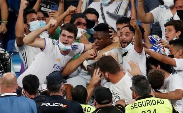 Vinicius celebra con los aficionados su gol al Celta.