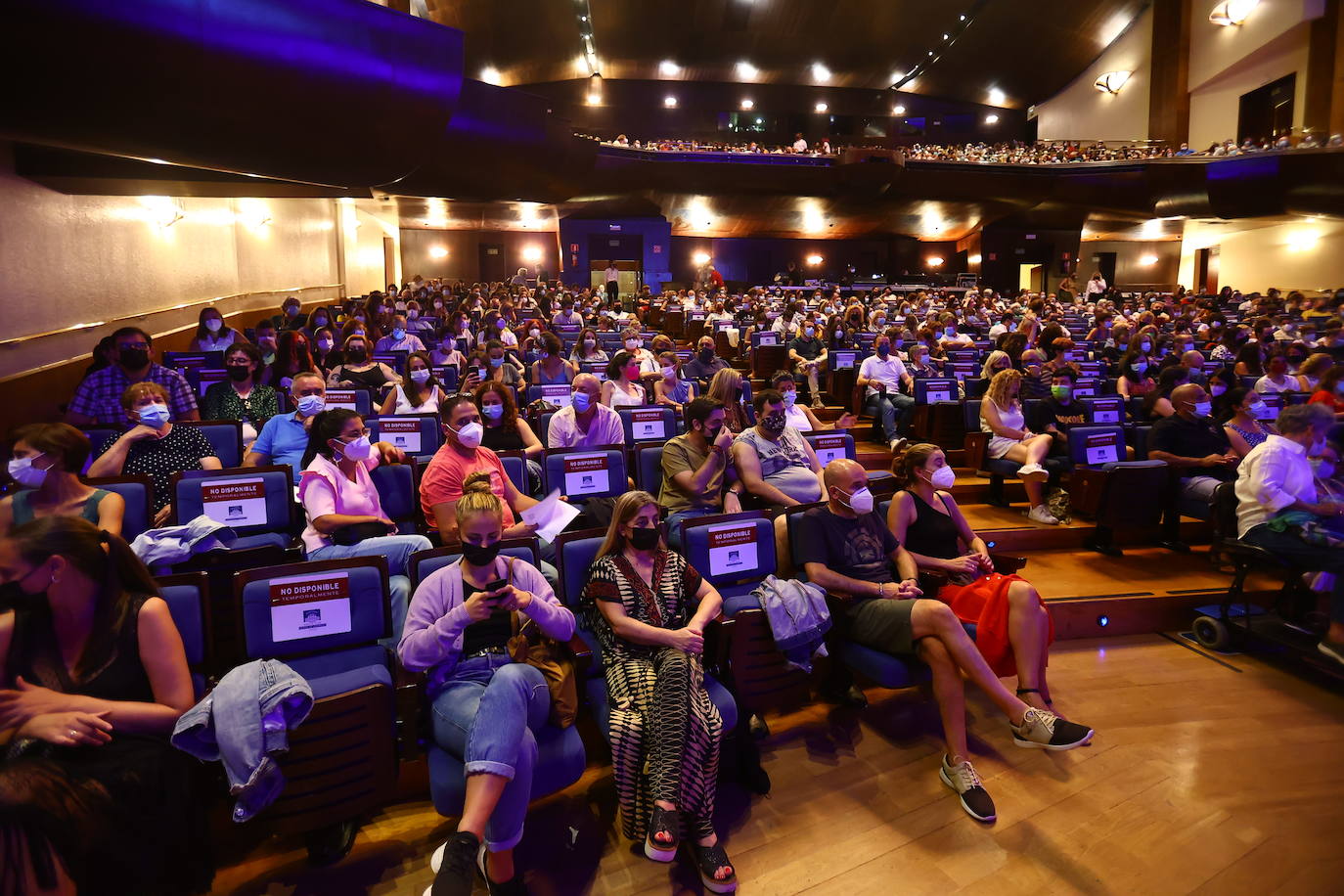 Rodrigo Cuevas reivindica los chiringuitos, sustituidos por las casetas hosteleras en San Mateo, durante el concierto en el Auditorio
