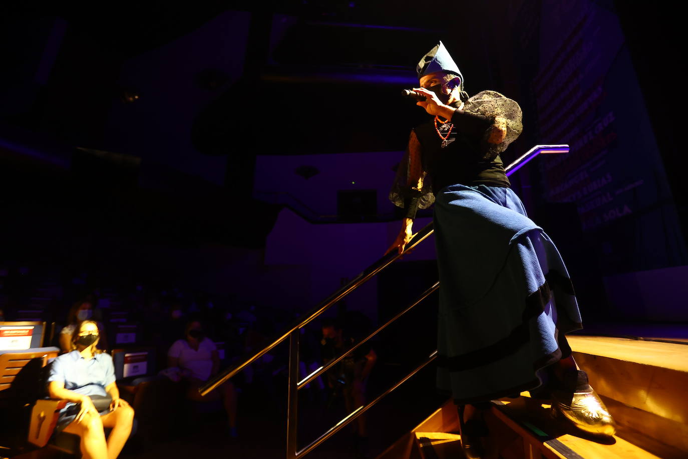 Rodrigo Cuevas reivindica los chiringuitos, sustituidos por las casetas hosteleras en San Mateo, durante el concierto en el Auditorio