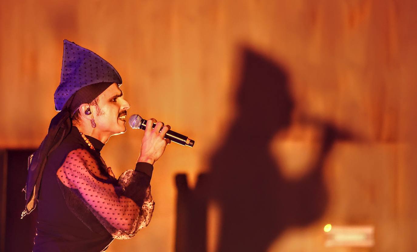 Rodrigo Cuevas reivindica los chiringuitos, sustituidos por las casetas hosteleras en San Mateo, durante el concierto en el Auditorio