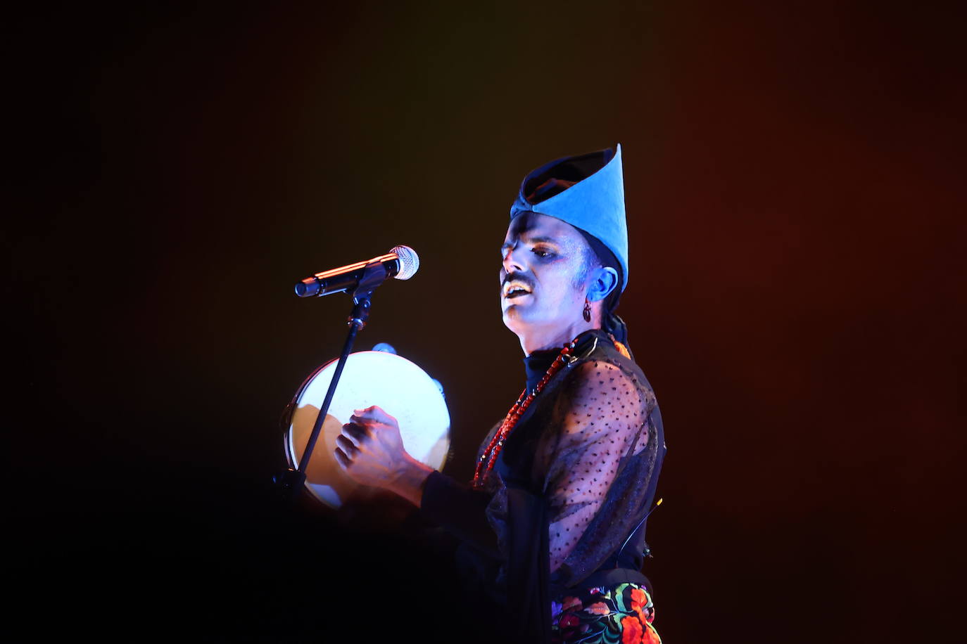 Rodrigo Cuevas reivindica los chiringuitos, sustituidos por las casetas hosteleras en San Mateo, durante el concierto en el Auditorio