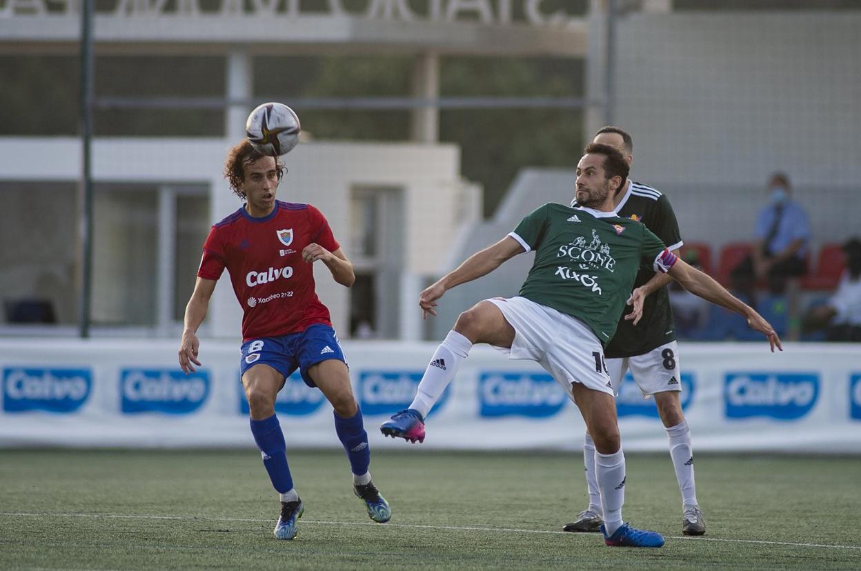 Juan Carlos, capitán cearista, intenta controlar el balón ante Carlos, con Llerandi detrás. 