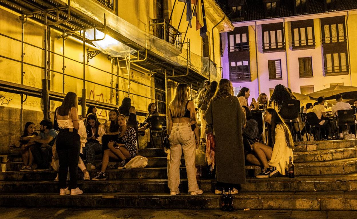 Jóvenes durante la pasada noche en la plaza del Sol. 