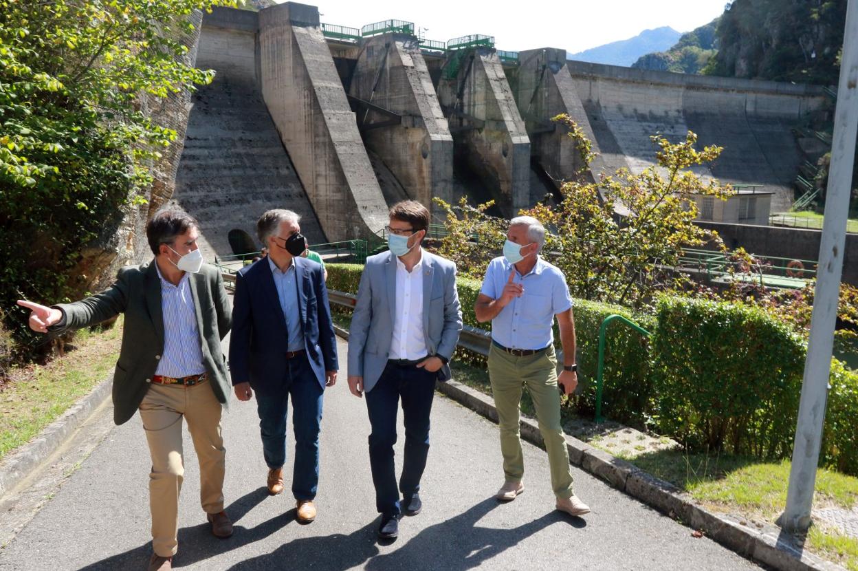Emilio Fernández, director de generación hidráulica de EDP; Pablo Argüelles, director de generación de la misma empresa; Enrique Fernández, consejero de Industria, Empleo y Promoción Económica; y el alcalde de Sobrescobio. Marcelino Martínez, en la presa de Rioseco. 