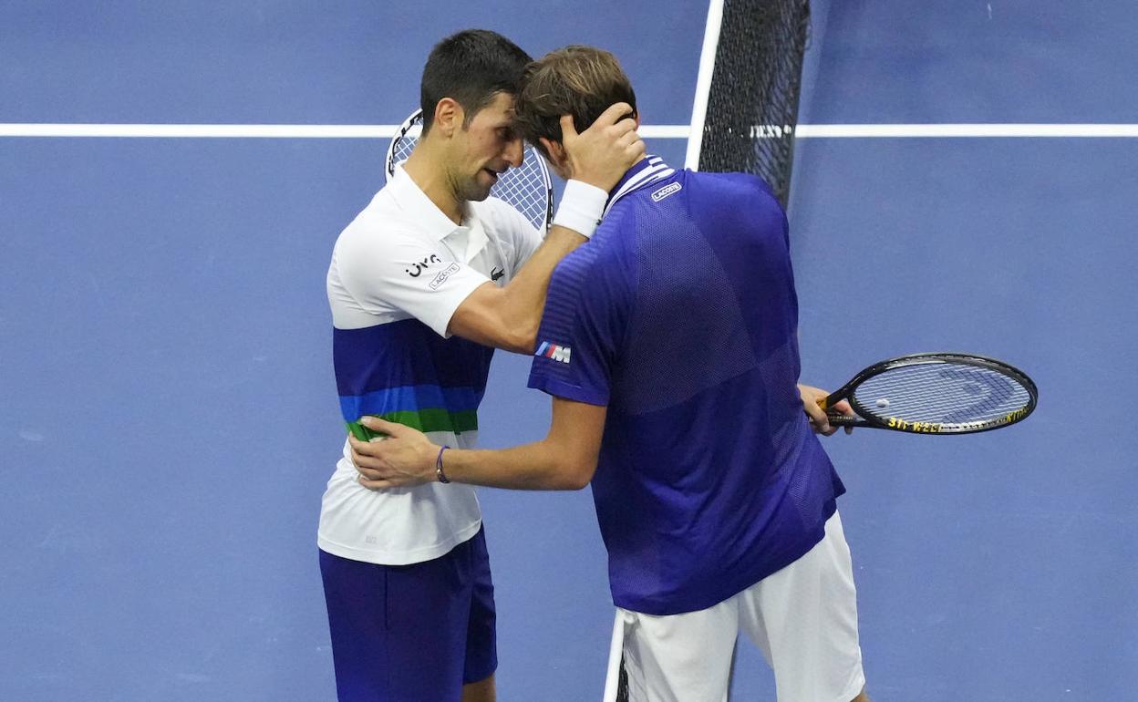 Djokovic felicita a Medvedev por su victoria tras acabar la final del US Open este domingo.