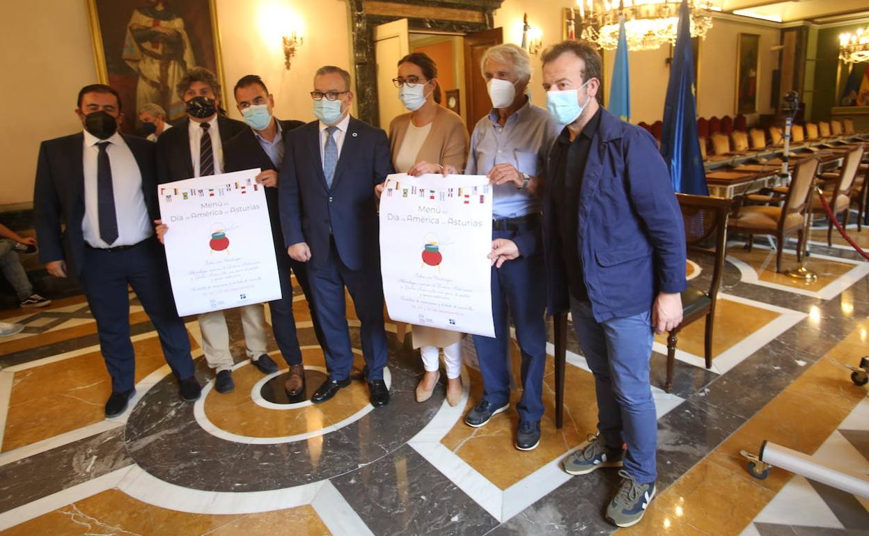 Representantes de la iniciativa, durante su presentación, hoy, en Oviedo.