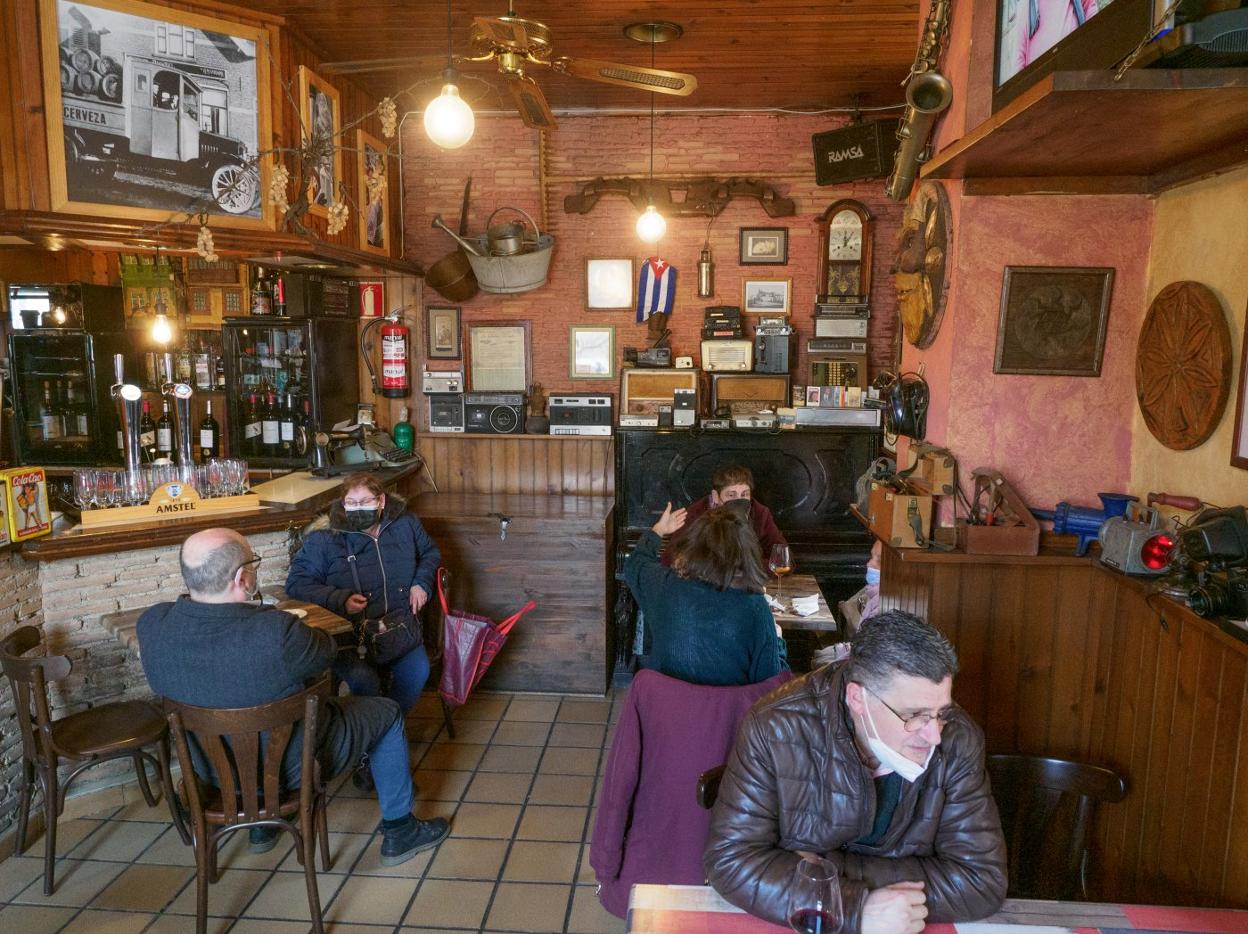 Clientes en un bar de Avilés, donde hasta hace unos días no se pudo servir en barra. 