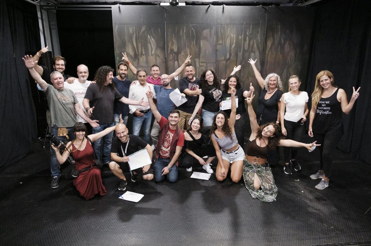 El equipo de 'Vamos a Volvernos locos', ayer en Gijón. 