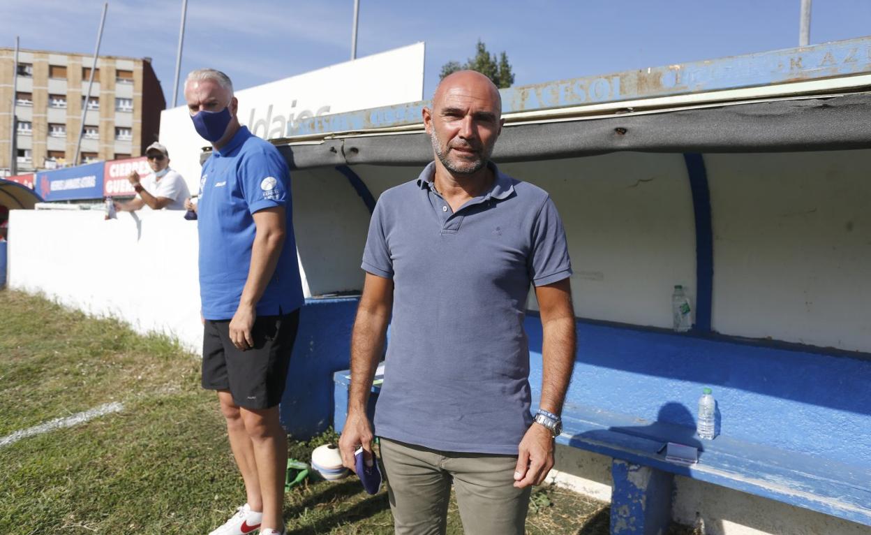 Manel, antes del inicio del partido, con Boris detrás. 