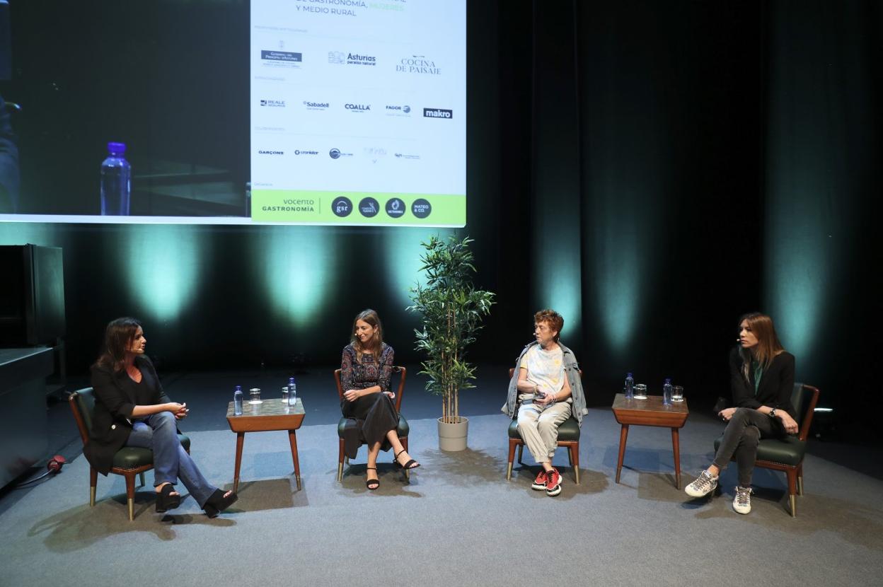 De izquierda a derecha, Marián Martínez, Sandra Manzano, la escritora Rosa Rivas y Amaranta Rodríguez. 