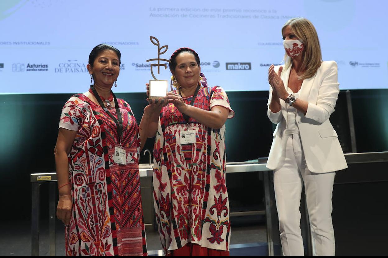 Celia Florián y Rosario Cruz recogen el premio 'Guardianas de la Tradición' de manos de la viceconsejera de Turismo, Graciela Blanco. 