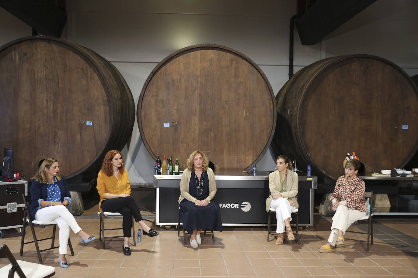 El Llagar Castañón acoge la segunda jornada de FéminAs, el I Congreso Internacional de Gastronomía, Mujeres y Medio Rural que se celebra en Asturias y que visitará distintos puntos de la región durante tres días.