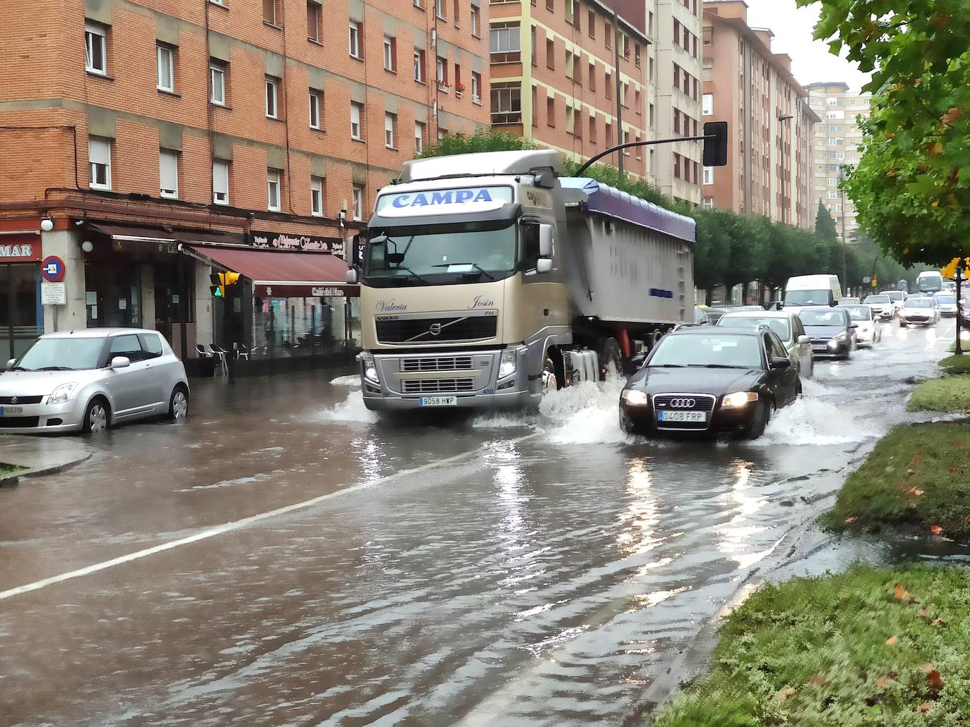 Fotos: La lluvia anega varias calles de Gijón