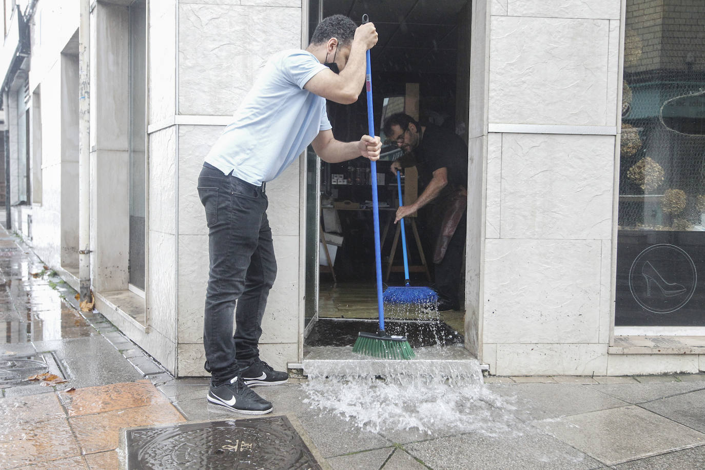 Fotos: La lluvia anega varias calles de Gijón