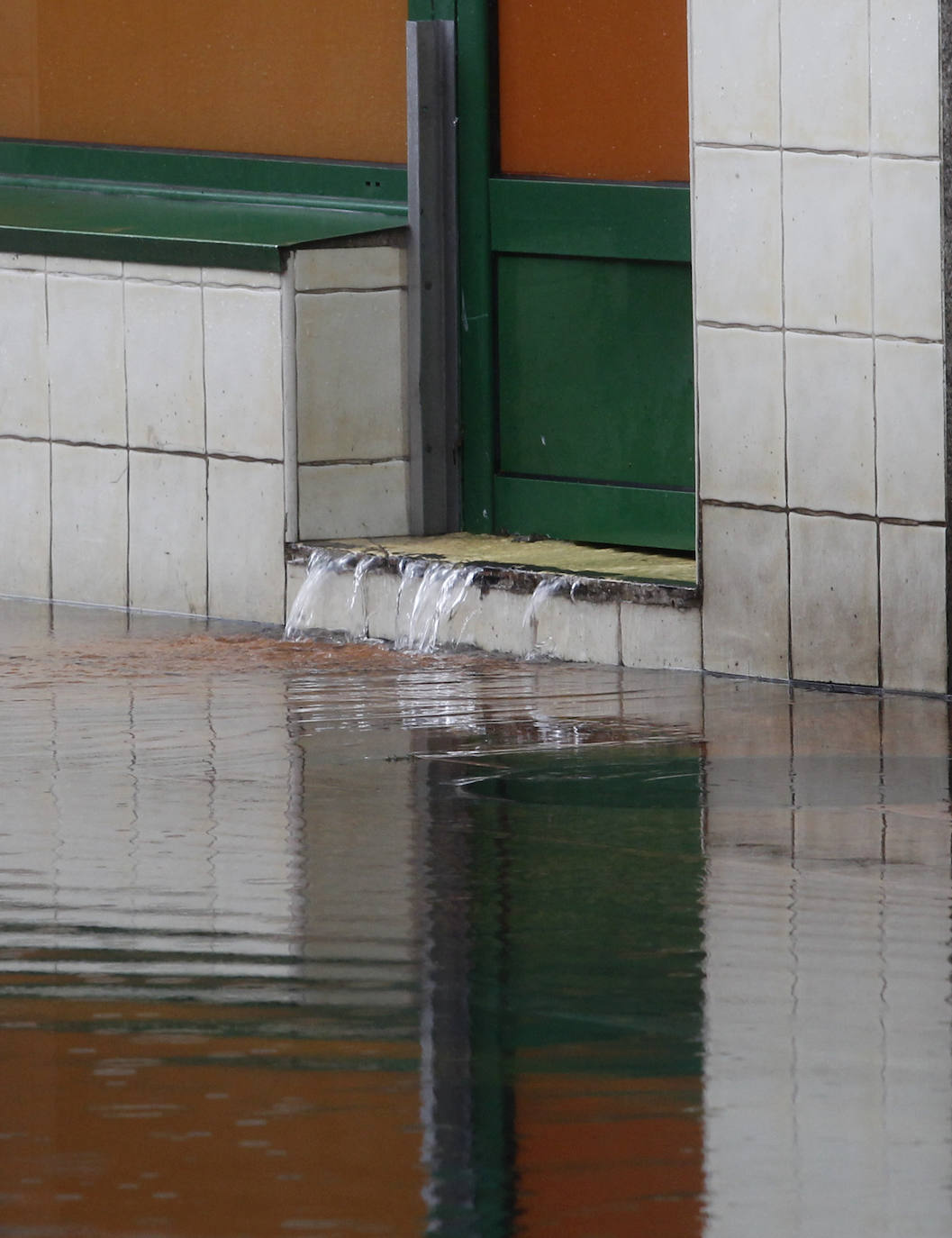 Fotos: La lluvia anega varias calles de Gijón