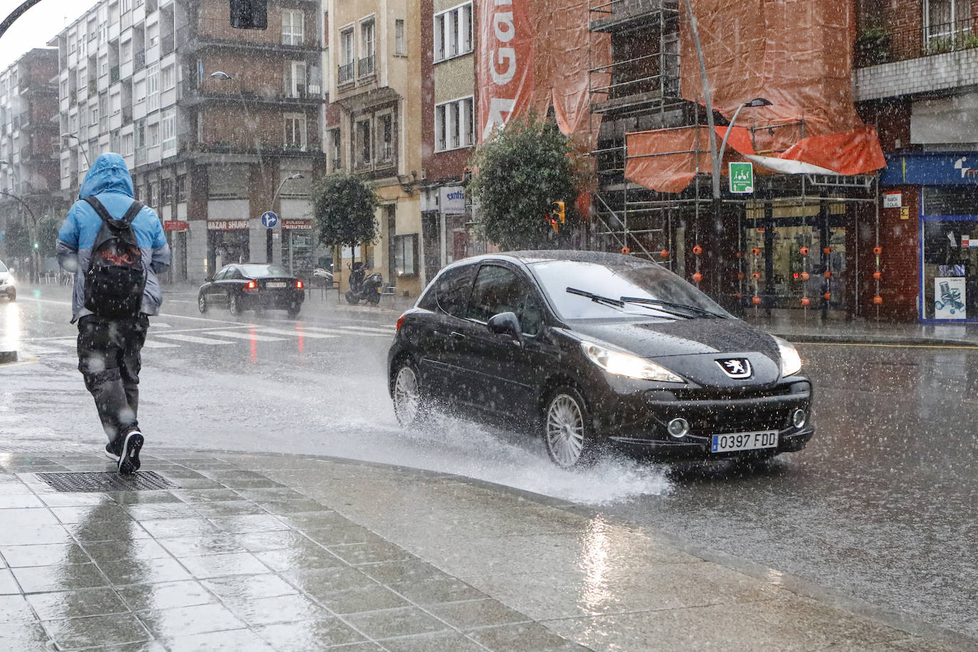 Fotos: La lluvia anega varias calles de Gijón