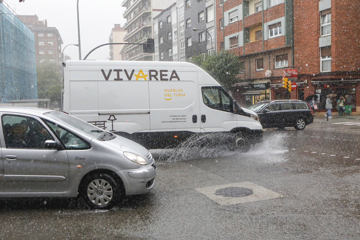 Fotos: La lluvia anega varias calles de Gijón