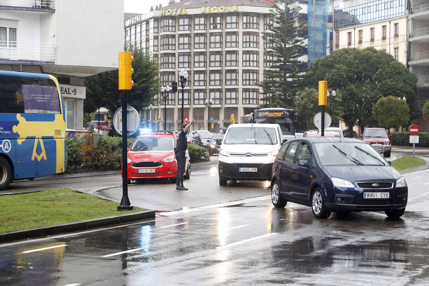 Fotos: La lluvia anega varias calles de Gijón