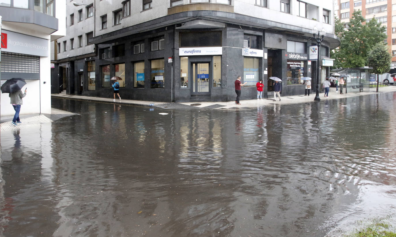 Fotos: La lluvia anega varias calles de Gijón