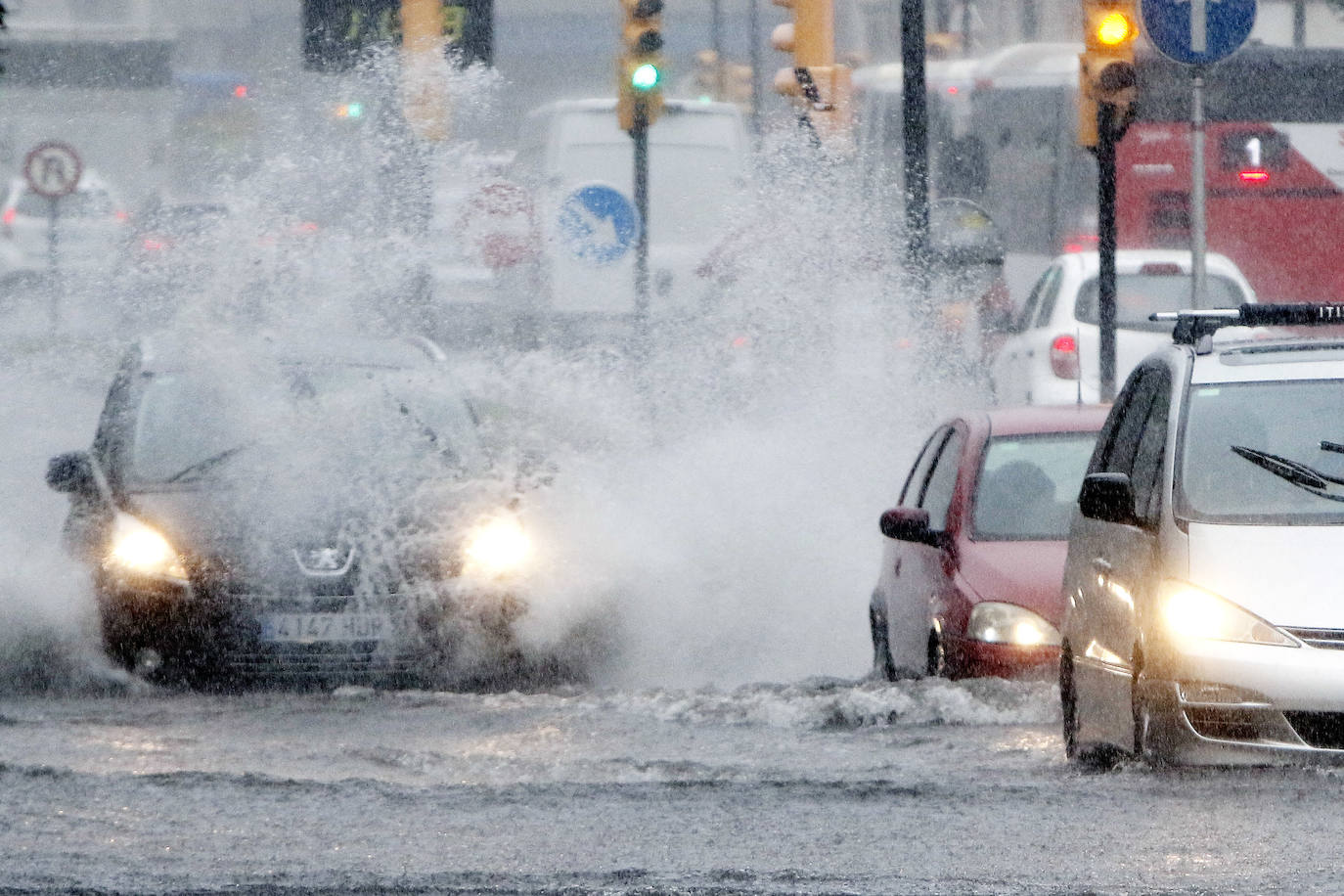 Fotos: La lluvia anega varias calles de Gijón