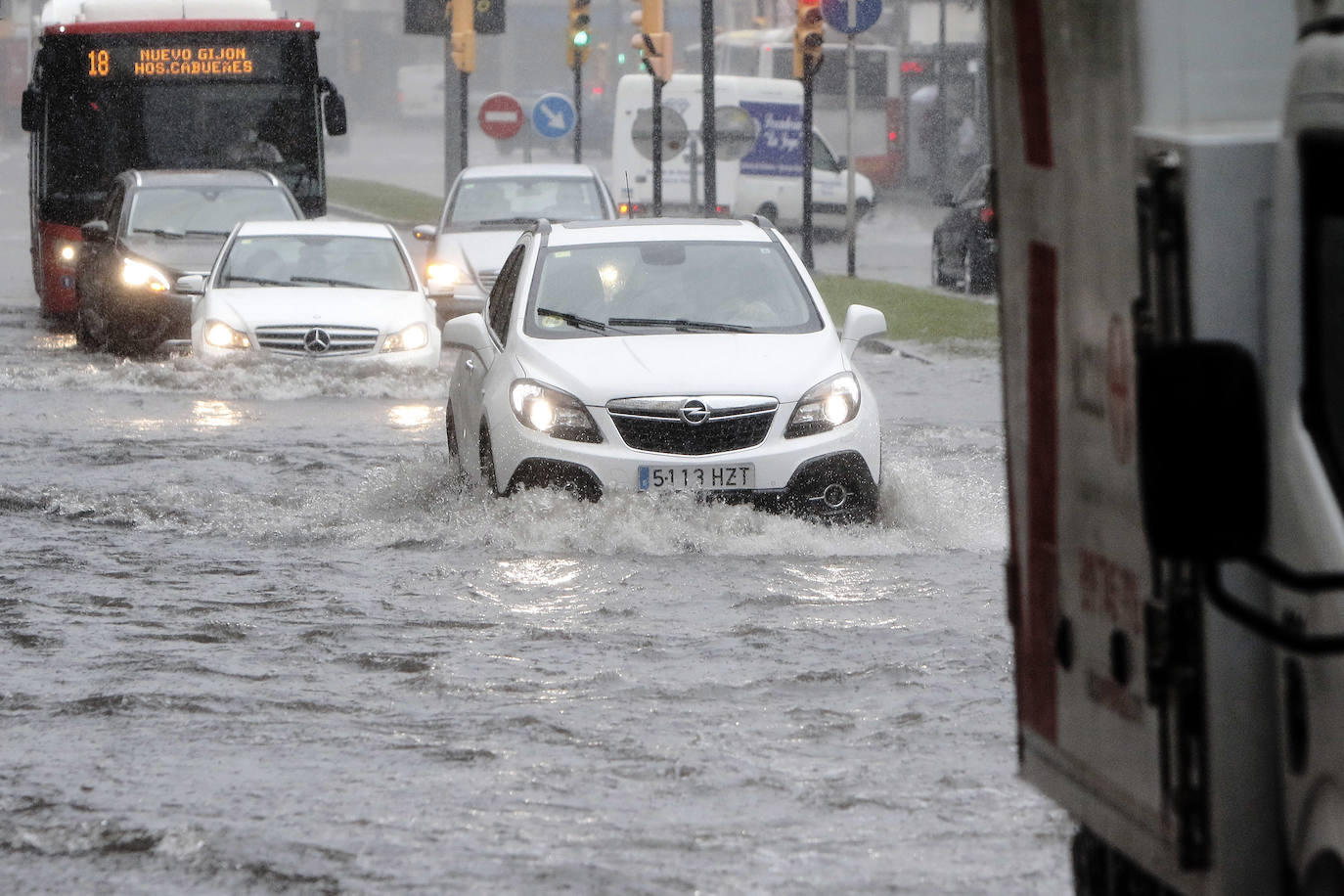 Fotos: La lluvia anega varias calles de Gijón