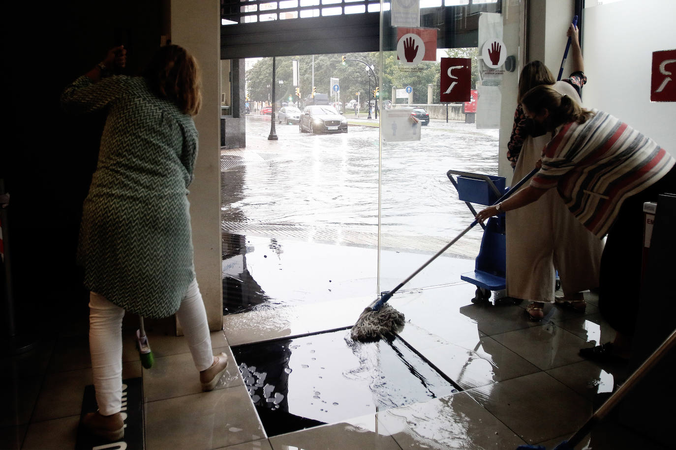 Fotos: La lluvia anega varias calles de Gijón