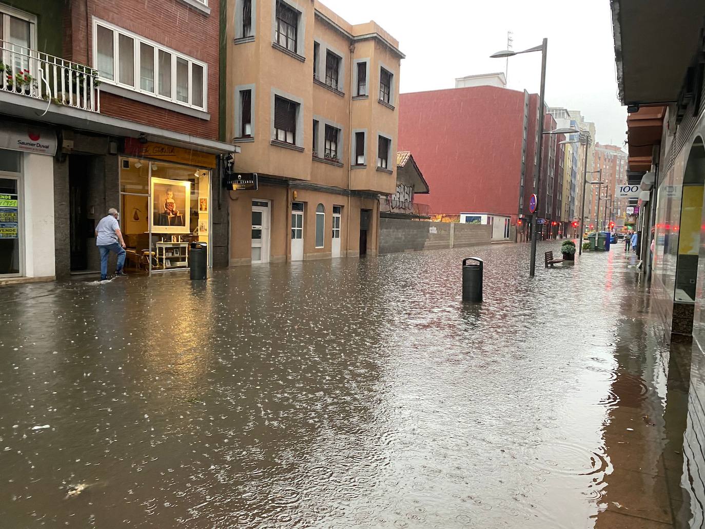 Las intensas lluvias de este miércoles han causado problemas de inundaciones en las zonas habituales, sobre todo en la calle Llano Ponte y Los Oficios y también en la zona de El Reblinco