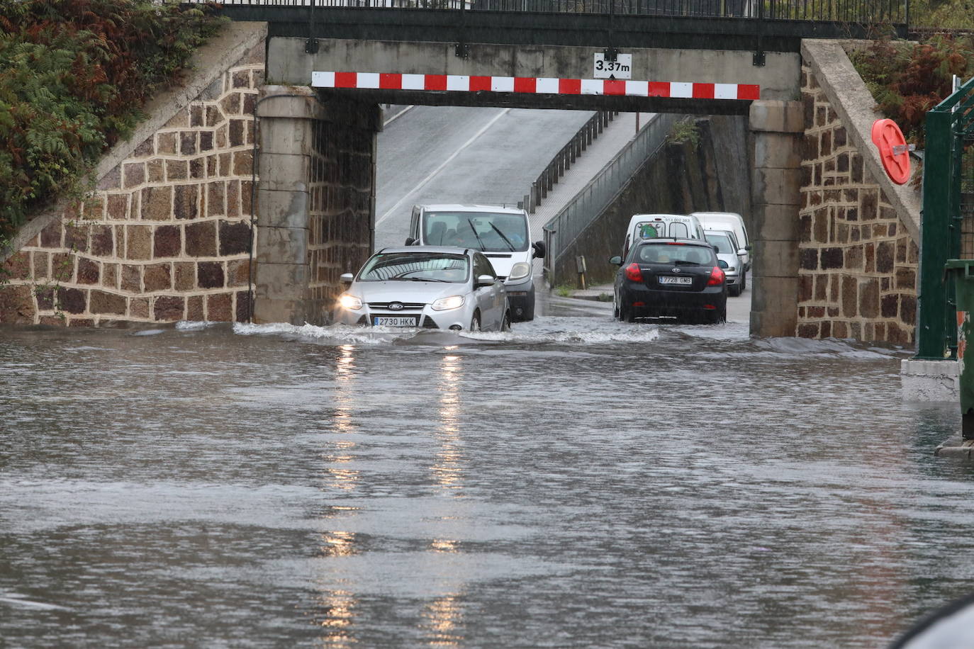 Las intensas lluvias de este miércoles han causado problemas de inundaciones en las zonas habituales, sobre todo en la calle Llano Ponte y Los Oficios y también en la zona de El Reblinco