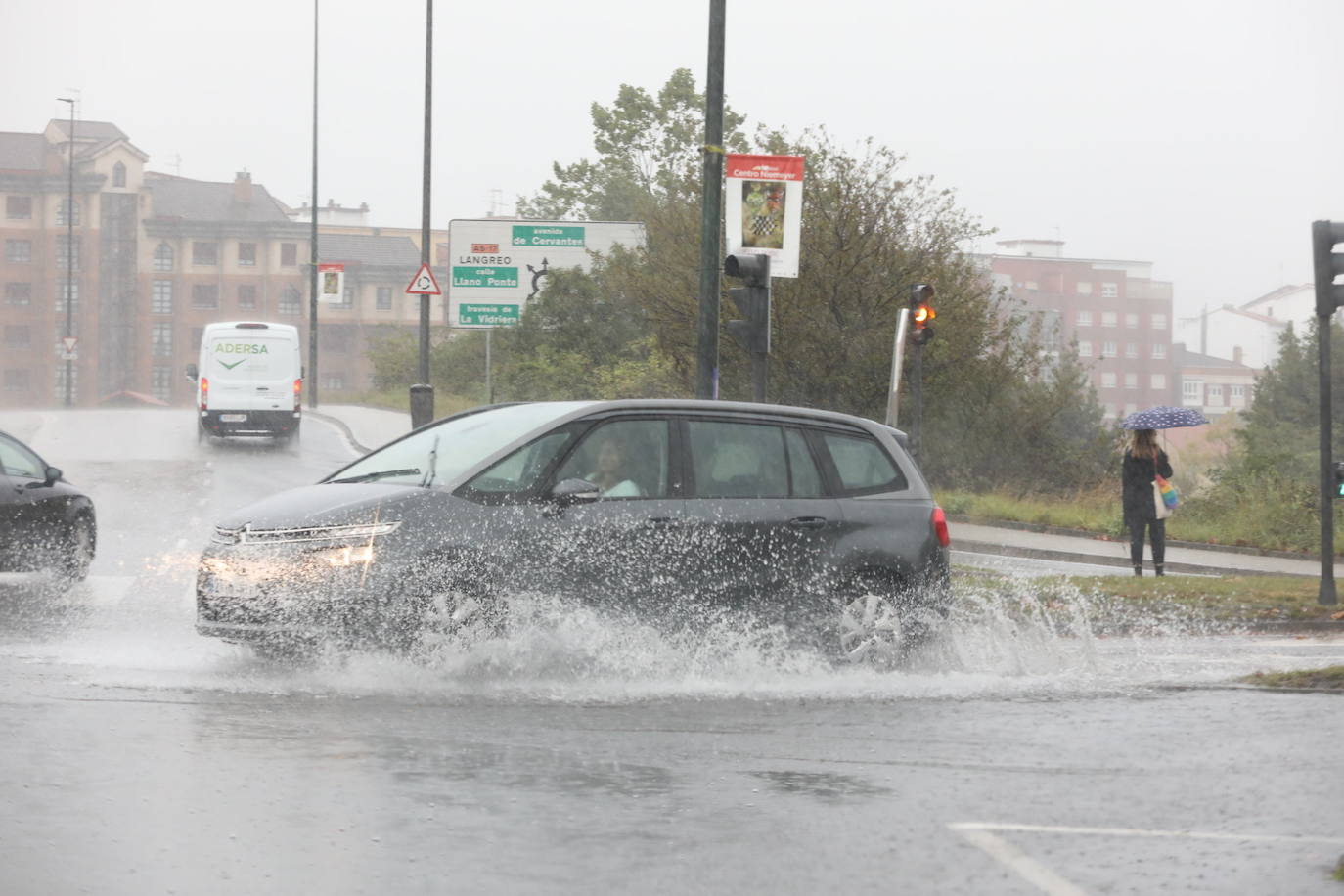 Las intensas lluvias de este miércoles han causado problemas de inundaciones en las zonas habituales, sobre todo en la calle Llano Ponte y Los Oficios y también en la zona de El Reblinco