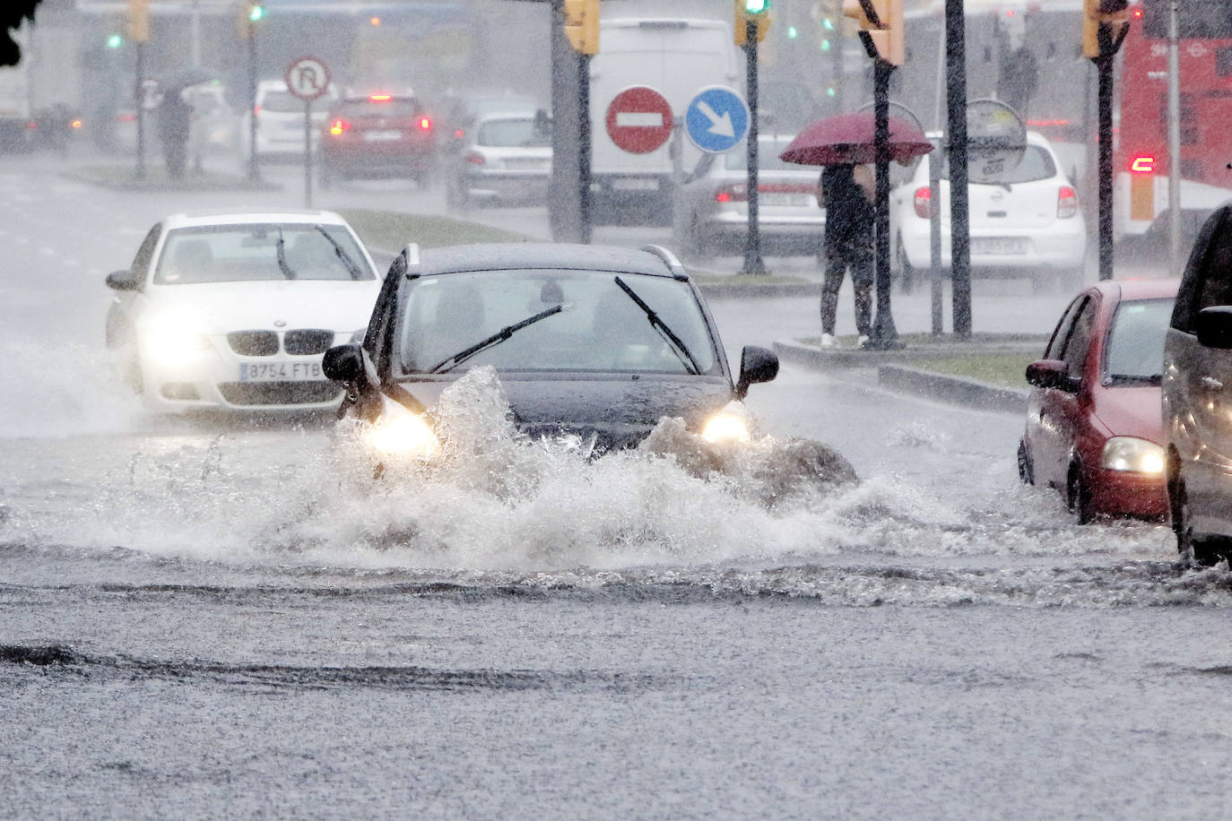 Las intensas lluvias que han caído este miércoles han anegado algunas calles de Gijón y Avilés. También han provocado inundaciones y daños en garajes y algunos negocios de ambas ciudades 