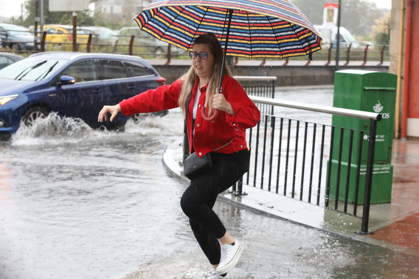 Las intensas lluvias que han caído este miércoles han anegado algunas calles de Gijón y Avilés. También han provocado inundaciones y daños en garajes y algunos negocios de ambas ciudades 