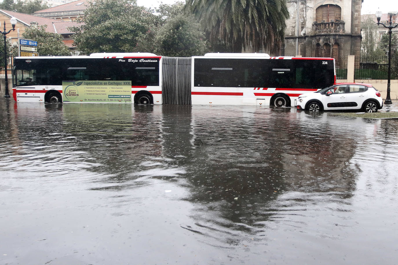 Las intensas lluvias que han caído este miércoles han anegado algunas calles de Gijón y Avilés. También han provocado inundaciones y daños en garajes y algunos negocios de ambas ciudades 