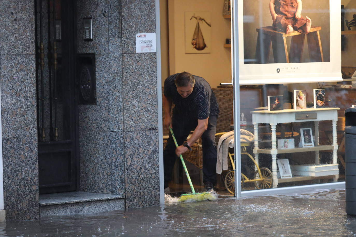 Las intensas lluvias que han caído este miércoles han anegado algunas calles de Gijón y Avilés. También han provocado inundaciones y daños en garajes y algunos negocios de ambas ciudades 