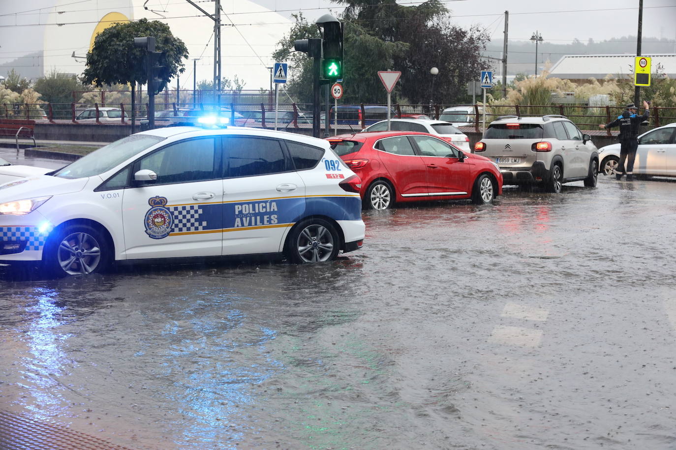 Las intensas lluvias que han caído este miércoles han anegado algunas calles de Gijón y Avilés. También han provocado inundaciones y daños en garajes y algunos negocios de ambas ciudades 