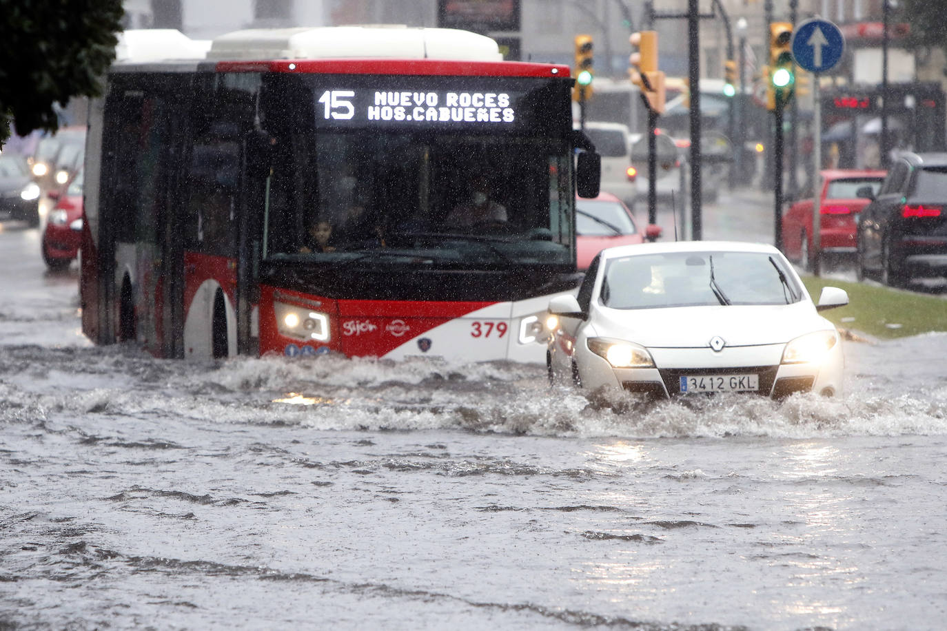 Las intensas lluvias que han caído este miércoles han anegado algunas calles de Gijón y Avilés. También han provocado inundaciones y daños en garajes y algunos negocios de ambas ciudades 