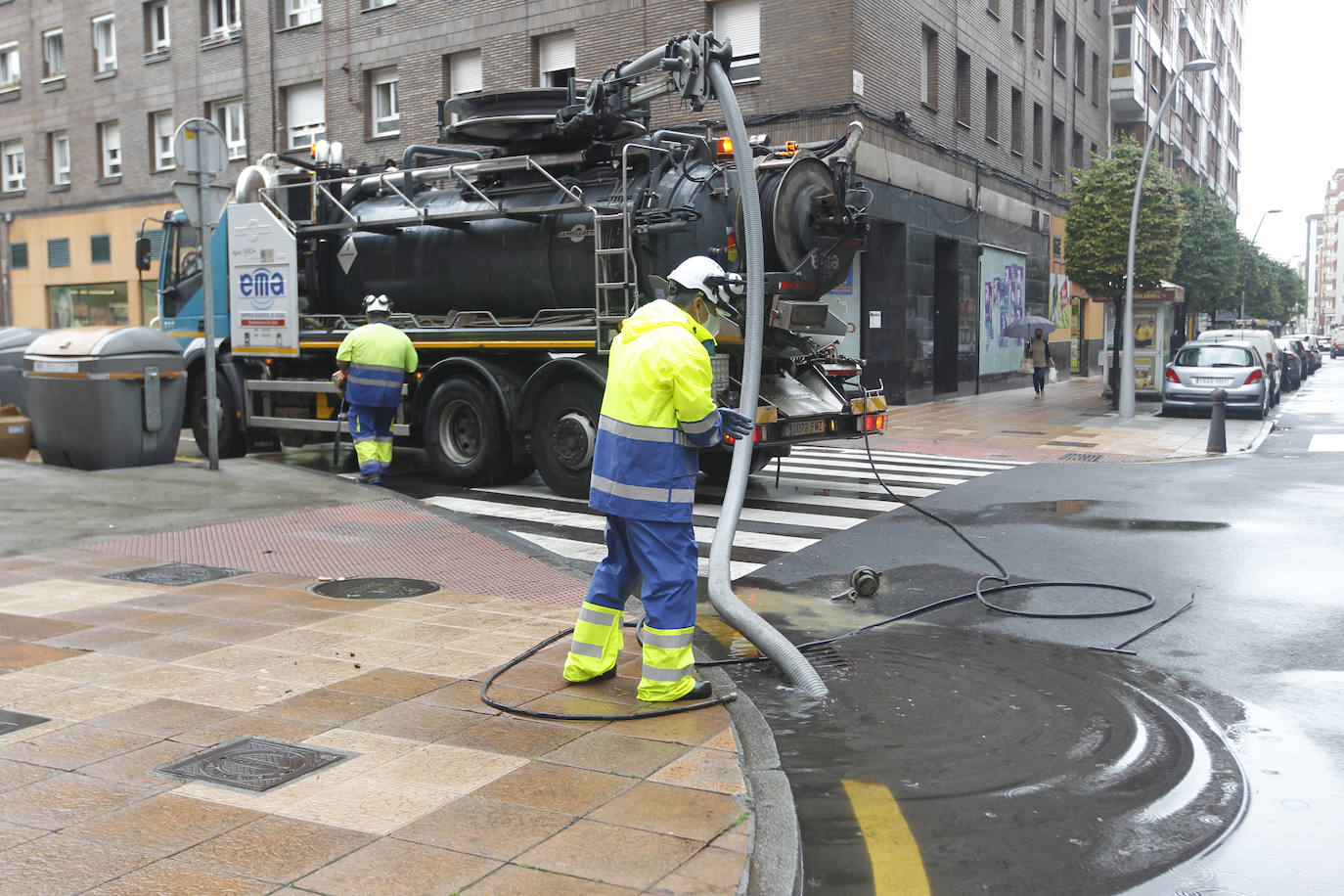 Las intensas lluvias que han caído este miércoles han anegado algunas calles de Gijón y Avilés. También han provocado inundaciones y daños en garajes y algunos negocios de ambas ciudades 