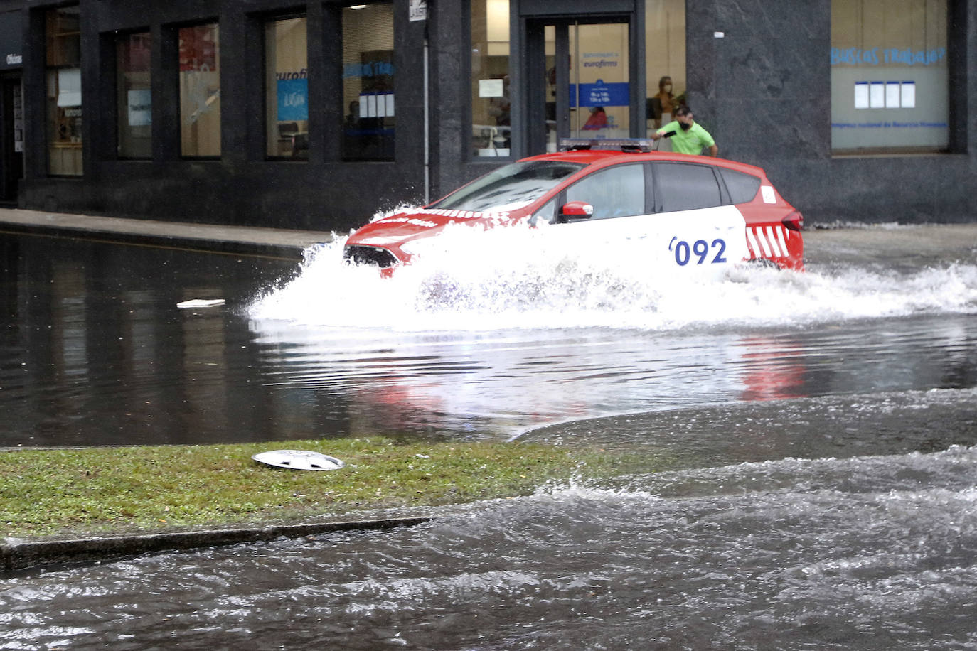 Las intensas lluvias que han caído este miércoles han anegado algunas calles de Gijón y Avilés. También han provocado inundaciones y daños en garajes y algunos negocios de ambas ciudades 