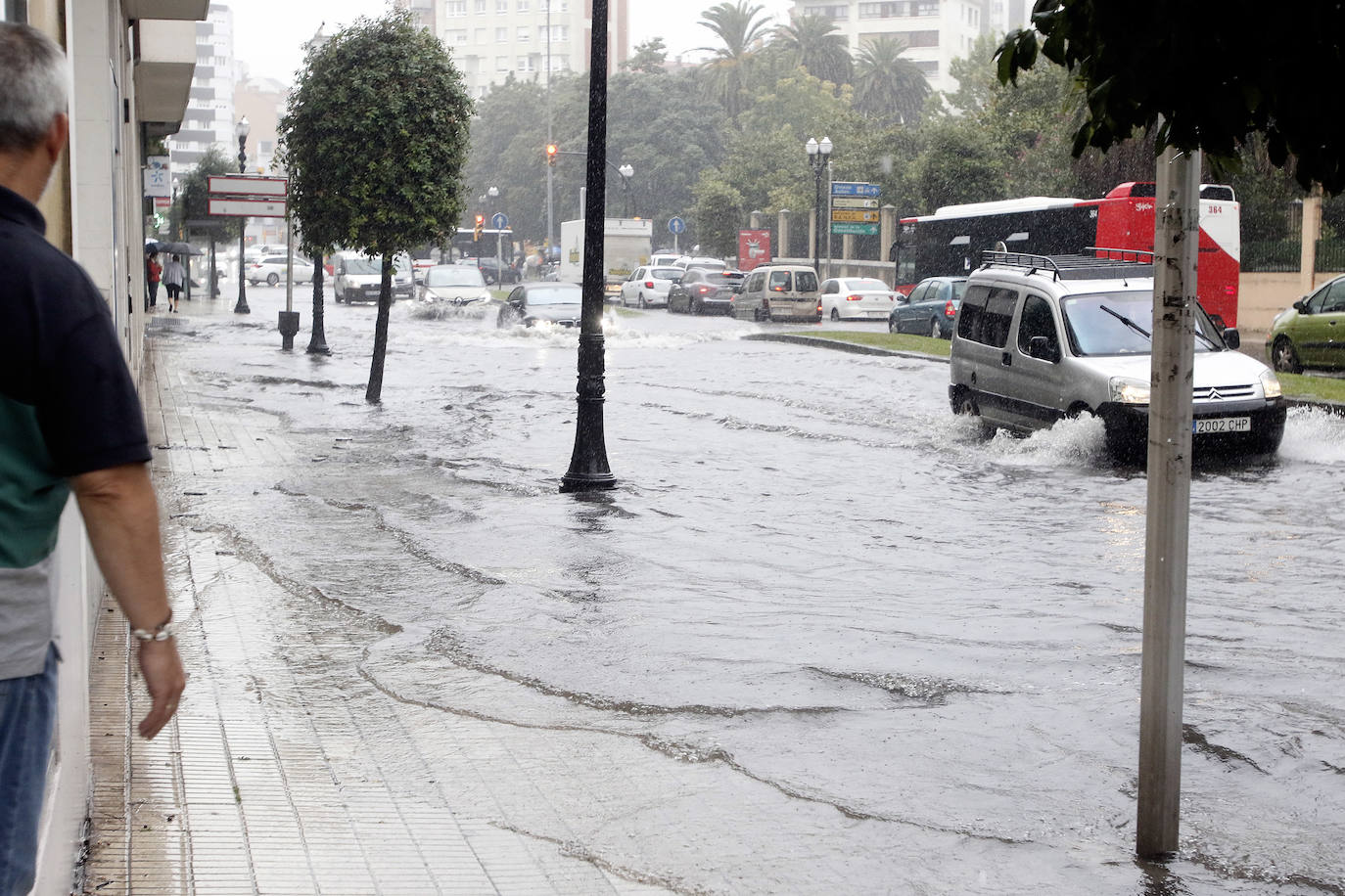 Las intensas lluvias que han caído este miércoles han anegado algunas calles de Gijón y Avilés. También han provocado inundaciones y daños en garajes y algunos negocios de ambas ciudades 