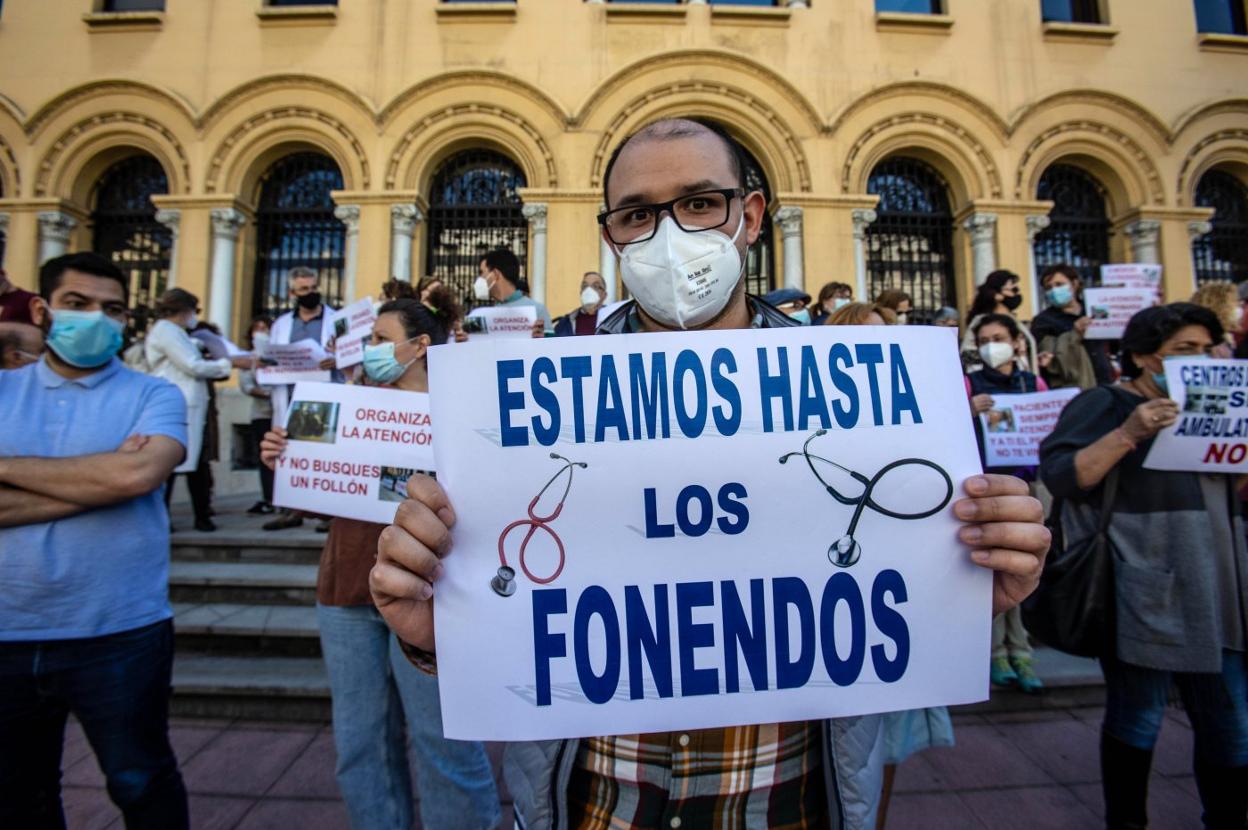 Médicos y sanitarios de Atención Primaria, en una protesta ante la sede de Presidencia. 
