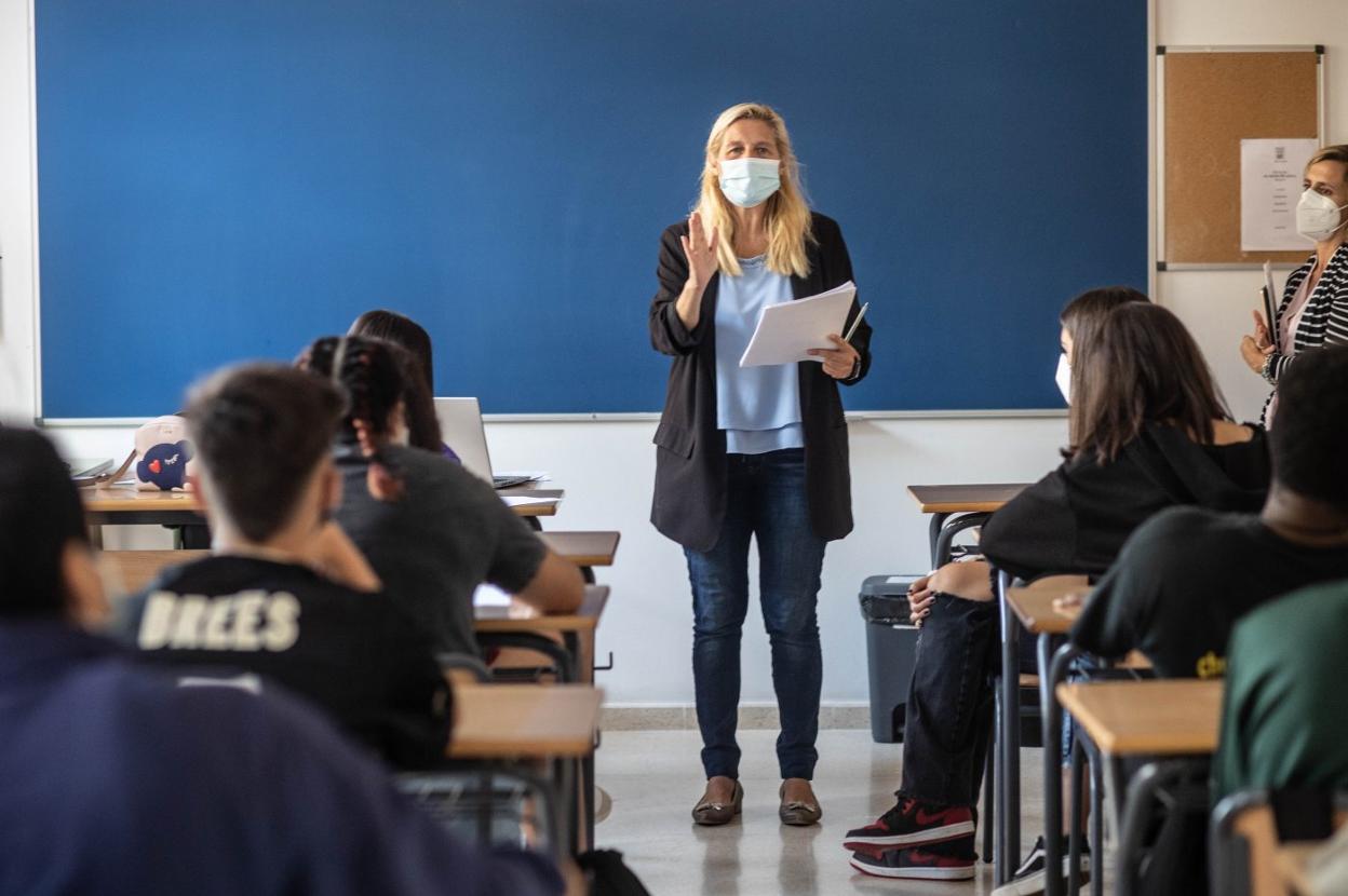 Una docente en clase, ayer en el IES La Ería, de Oviedo. 