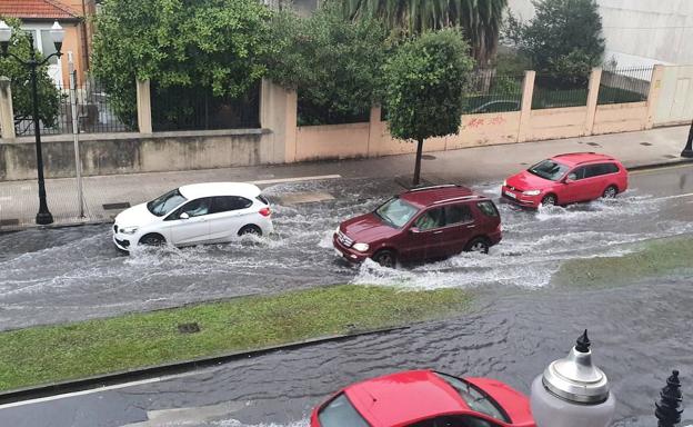 Coches en la avenida de la Costa, cerca de Puerta la Villa.