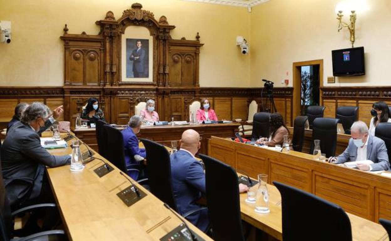 Los concejales, durante el Pleno del Ayuntamiento de Gijón.
