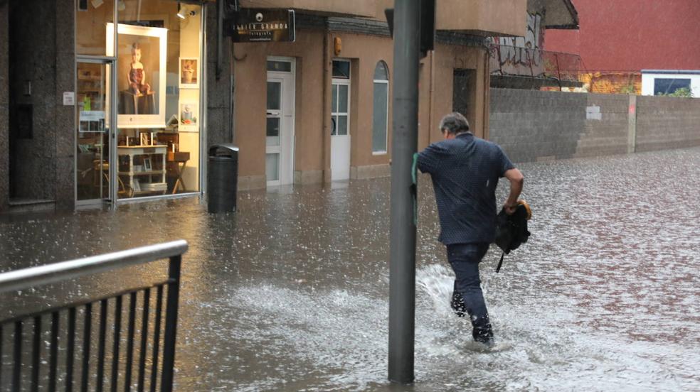 La lluvia anega varias zonas de Avilés 