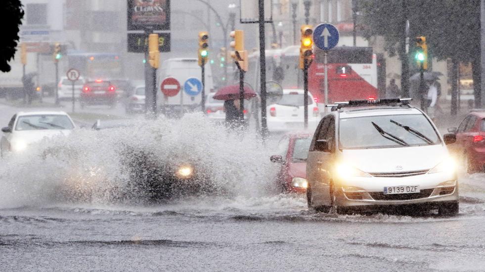 La lluvia anega varias calles de Gijón