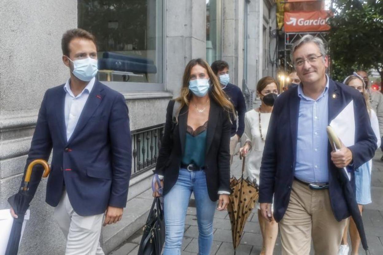 Álvaro Queipo, Ángela Pumariega, Ángeles Fernández-Ahúja y Pablo González salen ayer de la sede. 