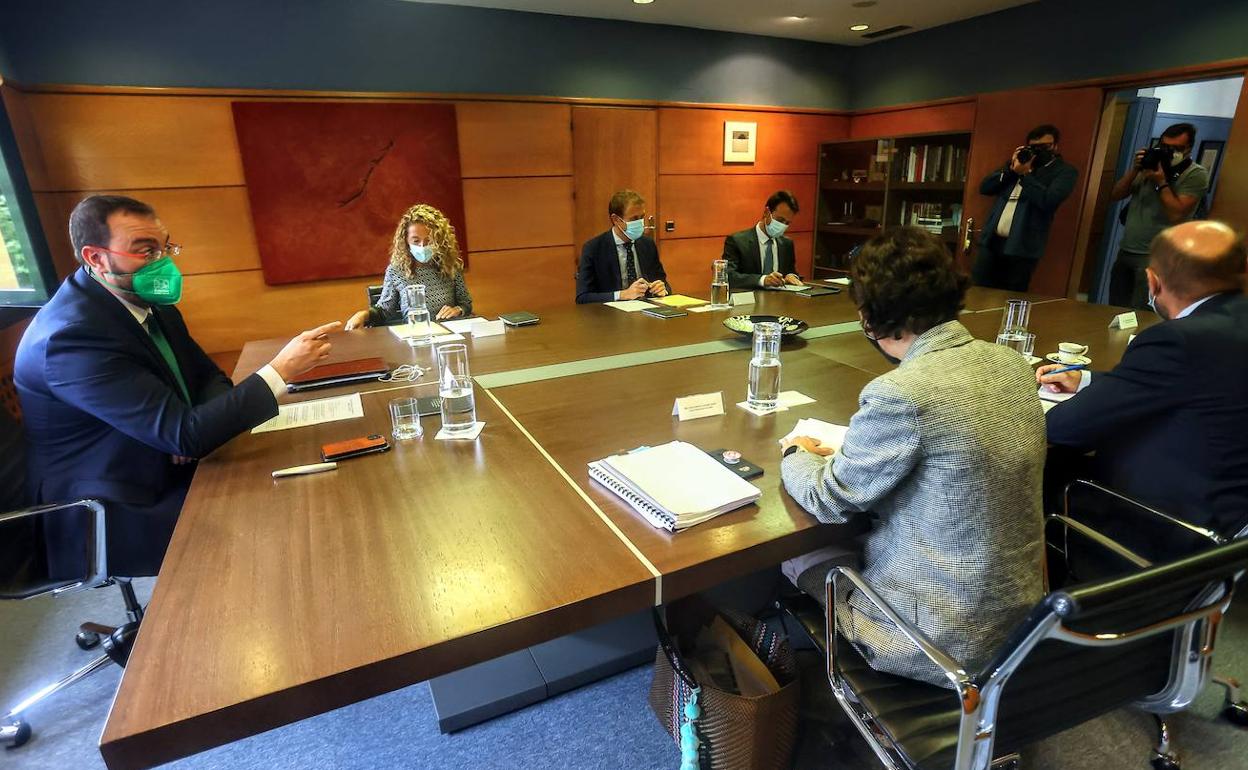 Gobierno y PP, reunidos para abordar la reforma del Estatuto de Autonomía.