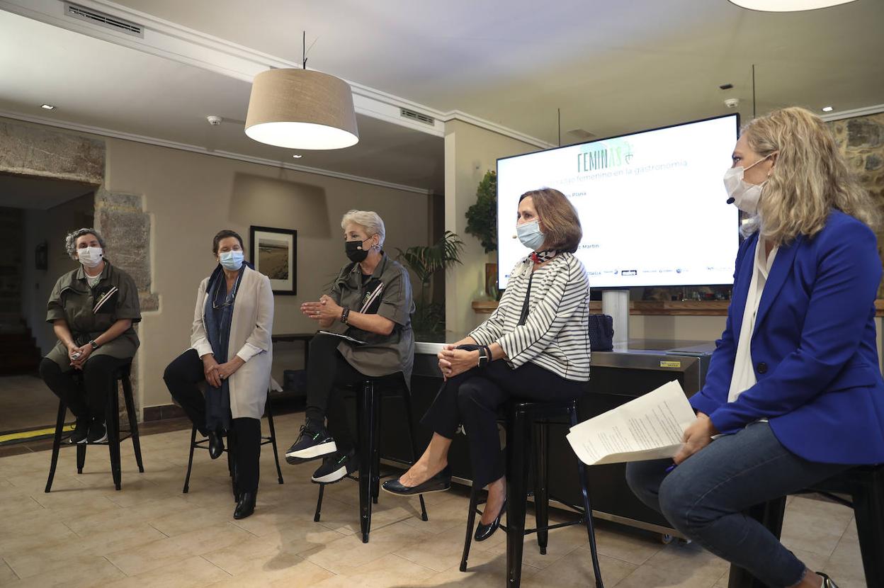 De izquierda a derecha, Pepa Muñoz, Sara Gómez, Susi Díaz, Lourdes Plana y Laura Pintos.