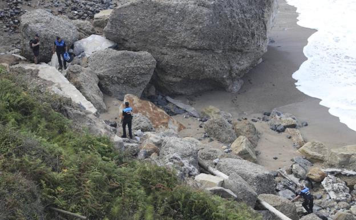 Efectivos de la Policía Local rescataron esta tarde a un hombre en la playa de Serín. 