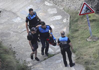 Imagen secundaria 1 - La Policía Local rescata a un hombre en la playa de Serín. 