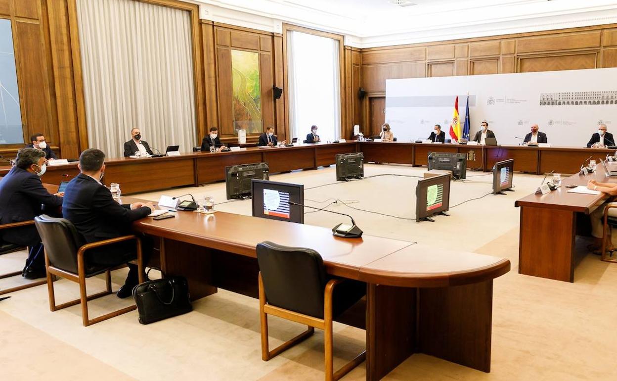 El consejero de Medio Rural y Cohesión Territorial ha mantenido un encuentro, junto al viceconsejero de Infraestructuras, Movilidad y Territorio, con el secretario general de Infraestructuras del Ministerio de Transportes, Movilidad y Agenda Urbana, Sergio Vázquez, y su equipo